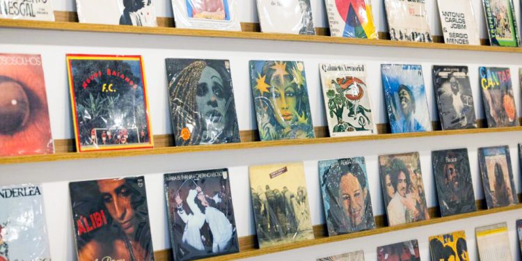 Férias em SP: Itaú Cultural celebra a arte do vinil brasileiro