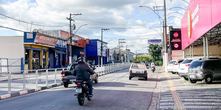 Começam autuações por estacionamento irregular na faixa reversível