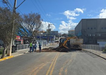 Ponte da Rua Felipe Siqueira cede e complica trânsito na região
