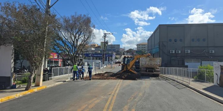Ponte da Rua Felipe Siqueira cede e complica trânsito na região