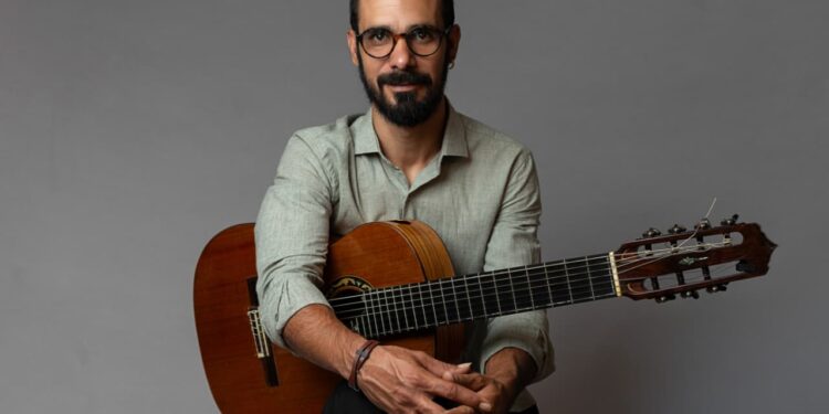 “Reencontro”: Rafael Schimidt reúne 20 anos de carreira em livro com canções autorais