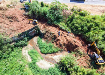 Prefeitura cumpre decisão judicial: Iniciada obra de desfazimento do aterro do Posto Capivarão