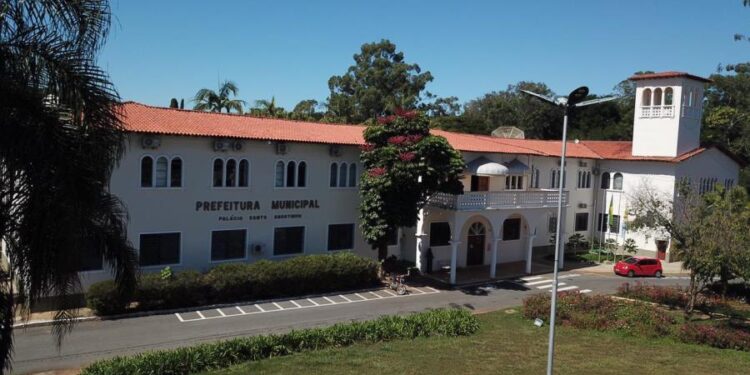 Prefeitura abre concursos com vagas em diversas áreas e salários de até R$ 7,3 mil