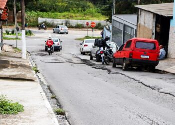 Problema se arrasta por meses: Moradores pedem recapeamento de rua no Jardim Fraternidade;