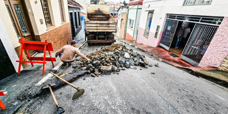 Rua Professor Luiz Nardy é liberada após serviços emergenciais