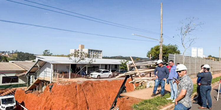 Deslizamento de terra interdita parte de via no Jd. São José