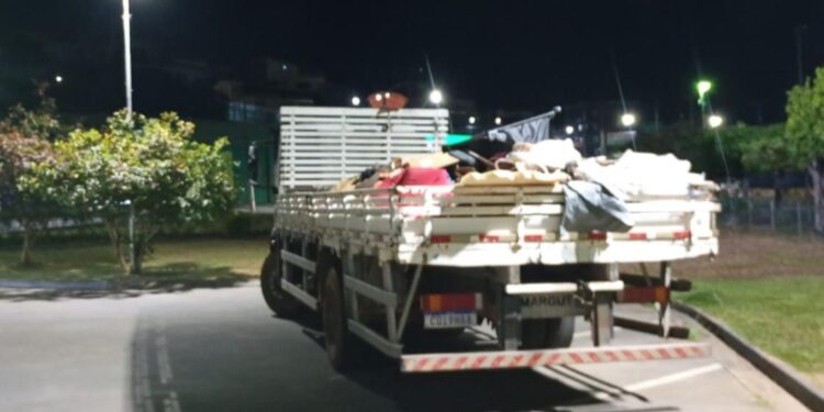 Prefeitura executa de limpeza noturna e recolhe propaganda eleitoral irregular