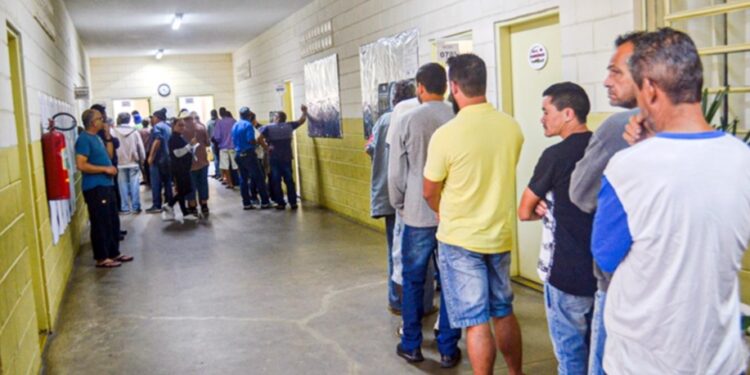 Eleitor pode levar colinha de papel, mas celular é proibido na cabine de votação