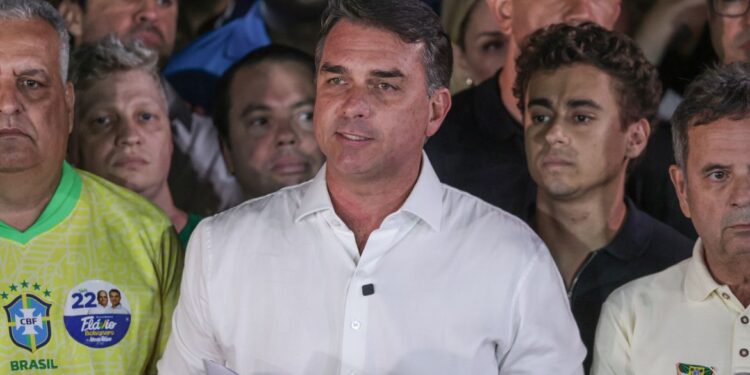 Polícia Federal cancela passaportes de Flávio Bolsonaro