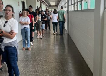 Editorial: A volta do “passa o chapéu”