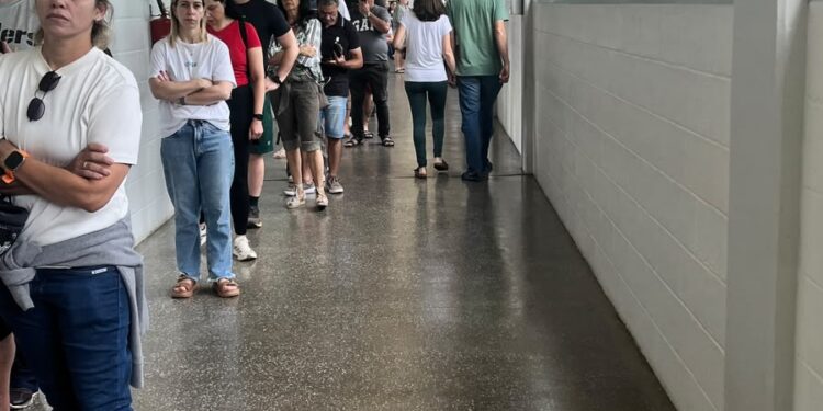 Editorial: A volta do “passa o chapéu”